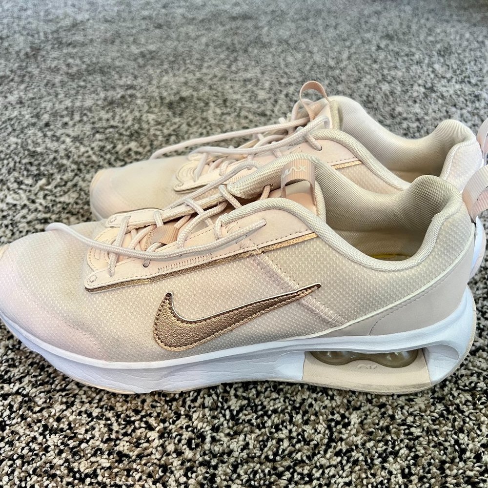 Women's Air Max INTRLK Lite Sneaker